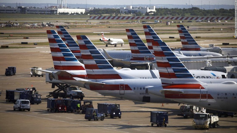 アメリカン航空は、悪天候と人員不足のため数百便の欠航を余儀なくされた/Patrick T. Fallon/Bloomberg/Getty Images