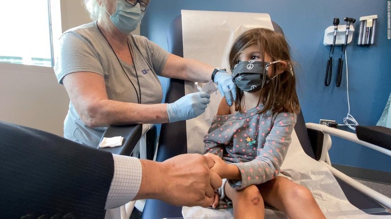 年少の子どもの新型コロナウイルスのワクチン接種について、米国の両親の大半が投与が可能になったとしても即時に打たせる考えはないことがわかった/Shawn Rocco/Duke Health