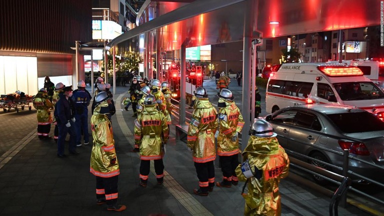 国領駅前に集まる消防隊員ら/Kazuhiro Nogi/AFP/Getty Images