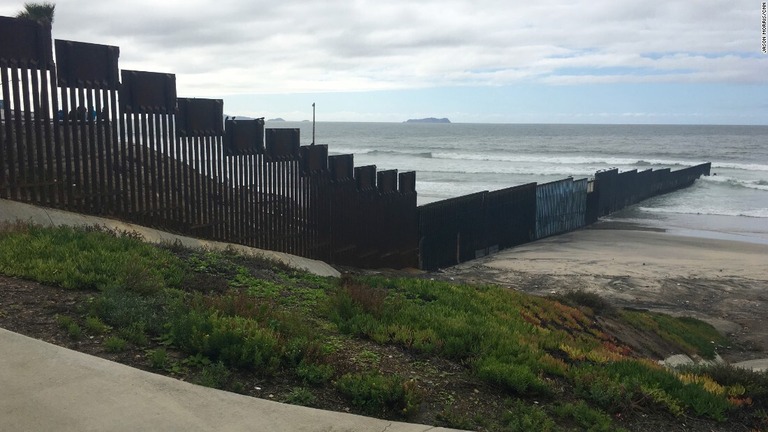 米サンディエゴのメキシコとの国境付近/Jason Morris/CNN