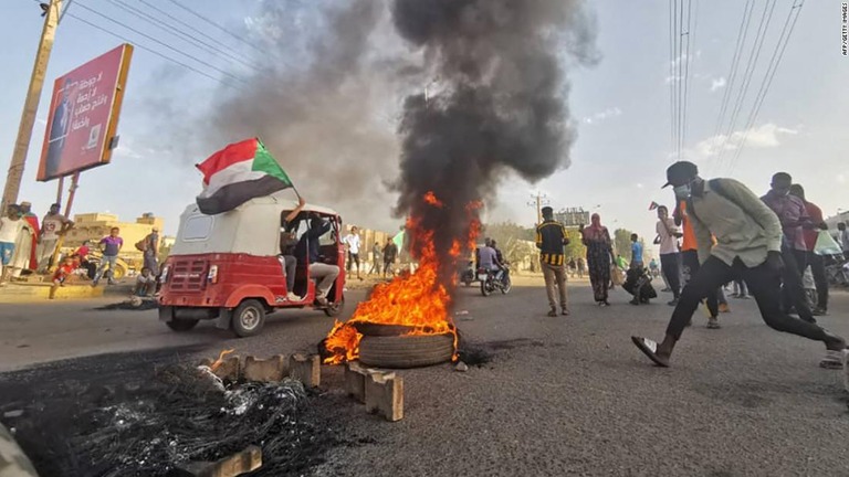軍によるクーデターに抗議する人々＝１０月３０日、ハルツーム/AFP/Getty Images