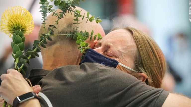 シドニー空港の到着ロビーで再会を喜ぶ人々の姿が見られた＝１日/James D. Morgan/Getty Images