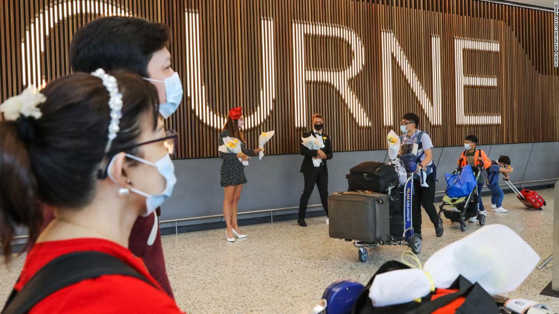 メルボルン空港の国際線到着ロビーにも帰国者の姿が見られた＝１日/James D. Morgan/Getty Images