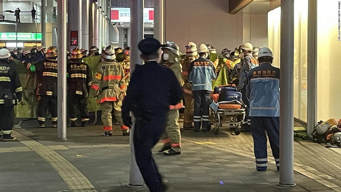 消防隊員や救急隊員が国領駅に出動=31日/STR/Jiji Press/AFP/Getty Images