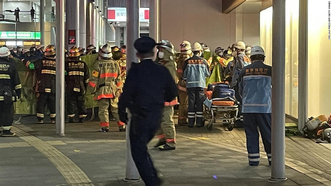 消防隊員や救急隊員が国領駅に出動＝３１日/STR/Jiji Press/AFP/Getty Images