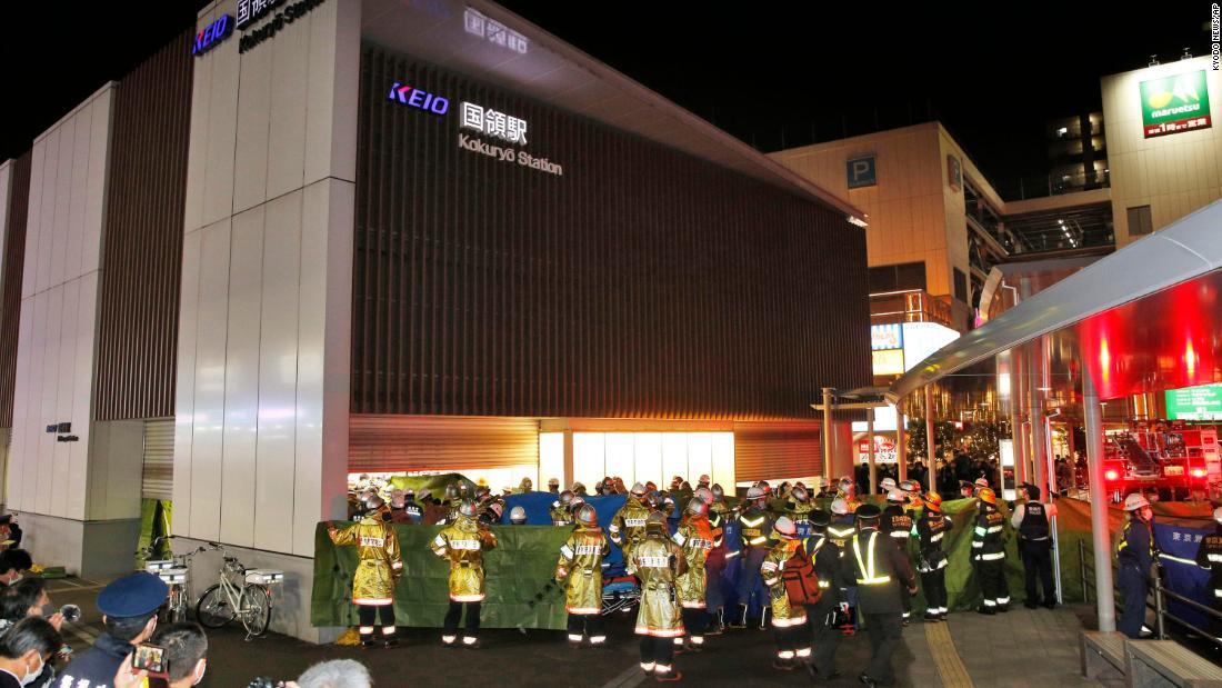 国領駅前に駆け付ける救急隊員や警察=31日/Kyodo News/AP