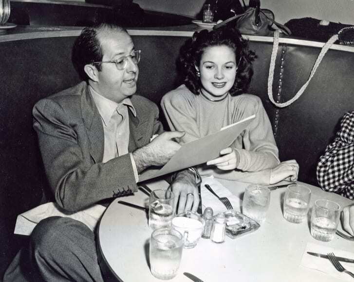 1946年に撮影されたデニソンさんの写真。当時の夫のフィル・シルバースと/Pictorial Press Ltd/Alamy