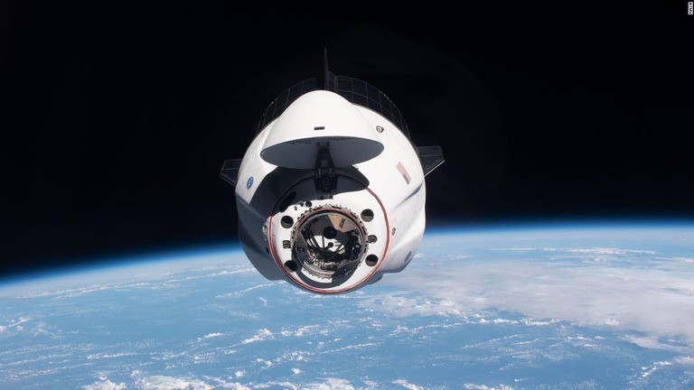 ＩＳＳに近づく宇宙船「クルードラゴン・エンデバー」＝４月２４日/NASA