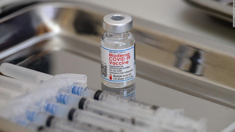 偽サイトでは、米モデルナのロゴなどが使われワクチンを「先行販売」するとうたっていた/Angela Weiss/AFP/Getty Images