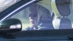 静養中の英エリザベス女王、城内で車を運転する姿