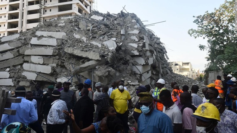 建設中の高層住宅の崩壊現場に集まる人々＝１日/Pius Utomi Ekpei/AFP/Getty Images