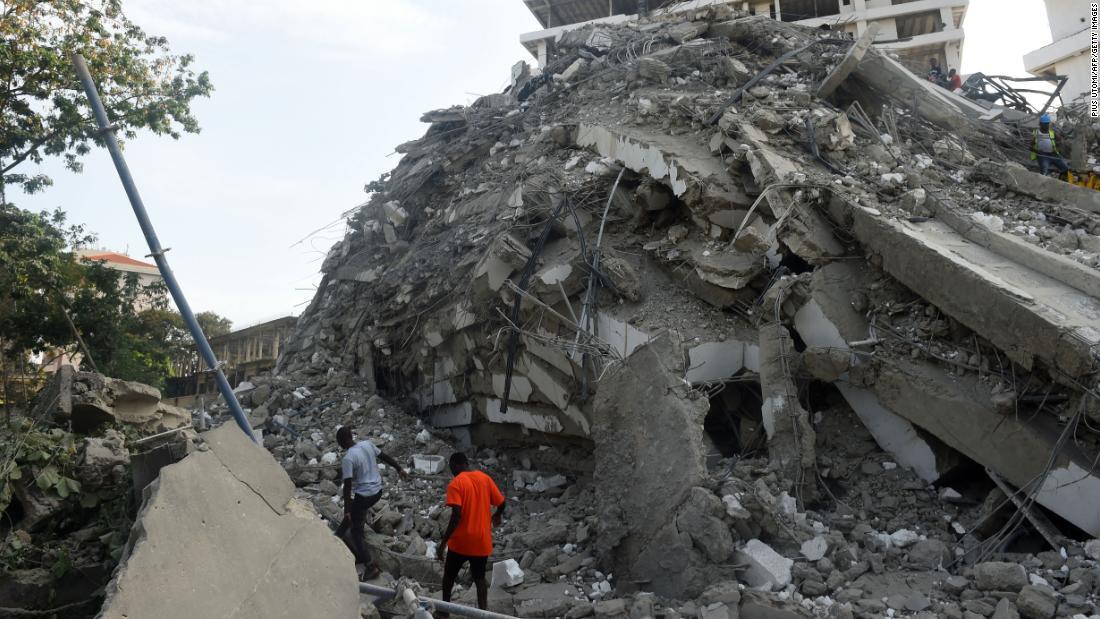 崩壊した高層住宅/Pius Utomi Ekpei/AFP/Getty Images
