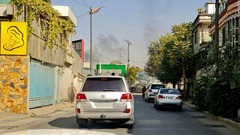 アフガン最大の軍病院で爆発、２０人死亡　銃撃も