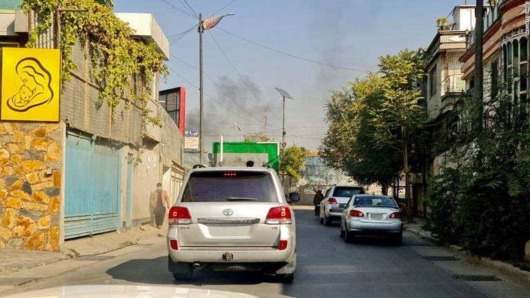 爆発現場付近から煙が立ち上る＝２日、カブール/AFP/Getty Images