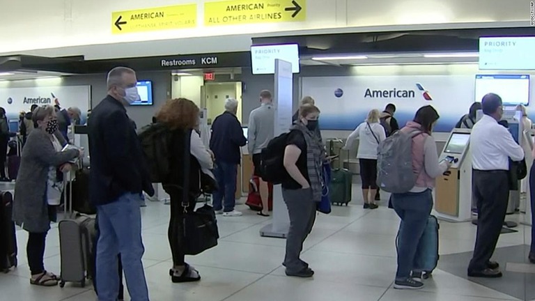 ノースカロライナ州シャーロットの空港でアメリカン航空のカウンターに並ぶ人々。この日８００便あまりが欠航した＝１０月３１日/WSOC-TV/AP