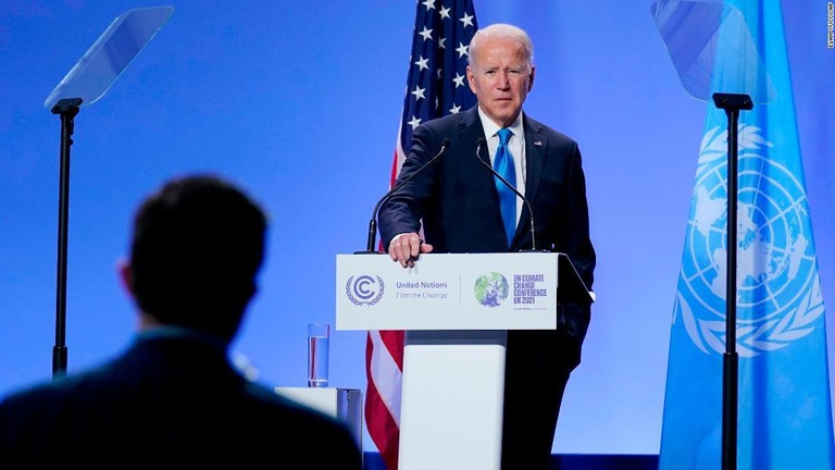 ＣＯＰ２６で記者からの質問を聞くバイデン米大統領＝２日、英グラスゴー/Evan Vucci/AP