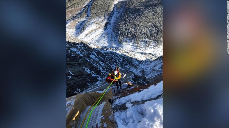 救助隊員がロープを使って壁面を下り、男性を救出した/from Kananaskis Country Public Safety Section, Alberta Parks