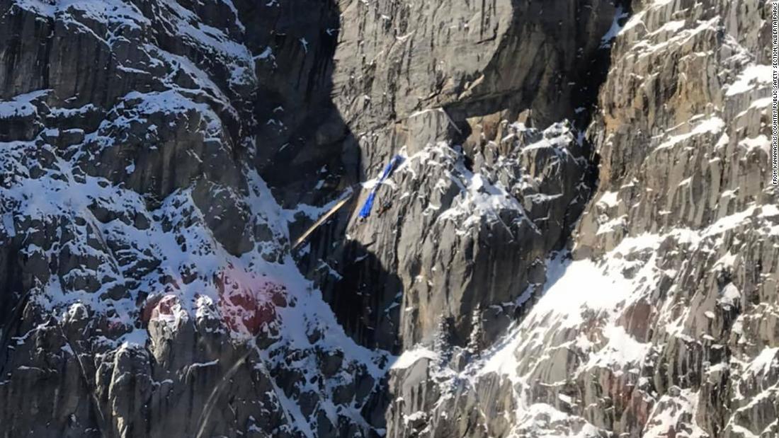 男性は高さが半分ほどの場所で宙ぶらりんの状態になった/from Kananaskis Country Public Safety Section, Alberta Parks