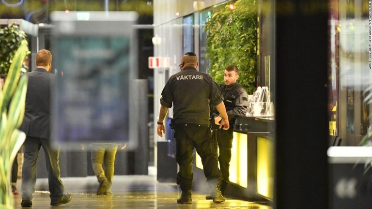 コンサートホールで対応に当たる警備員＝２日、スウェーデン/ Anders WIKLUND/TT News Agency/AFP/Getty Images