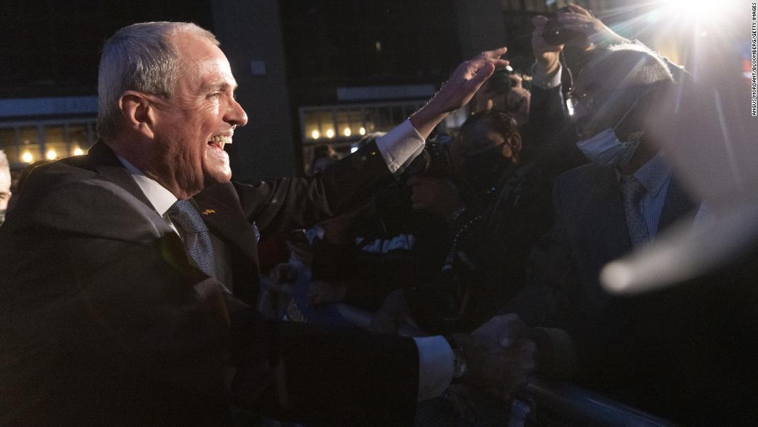 支持者らに応えるフィル・マーフィー氏=3日、米ニュージャージー州アズベリーパーク/Angus Mordant/Bloomberg/Getty Images