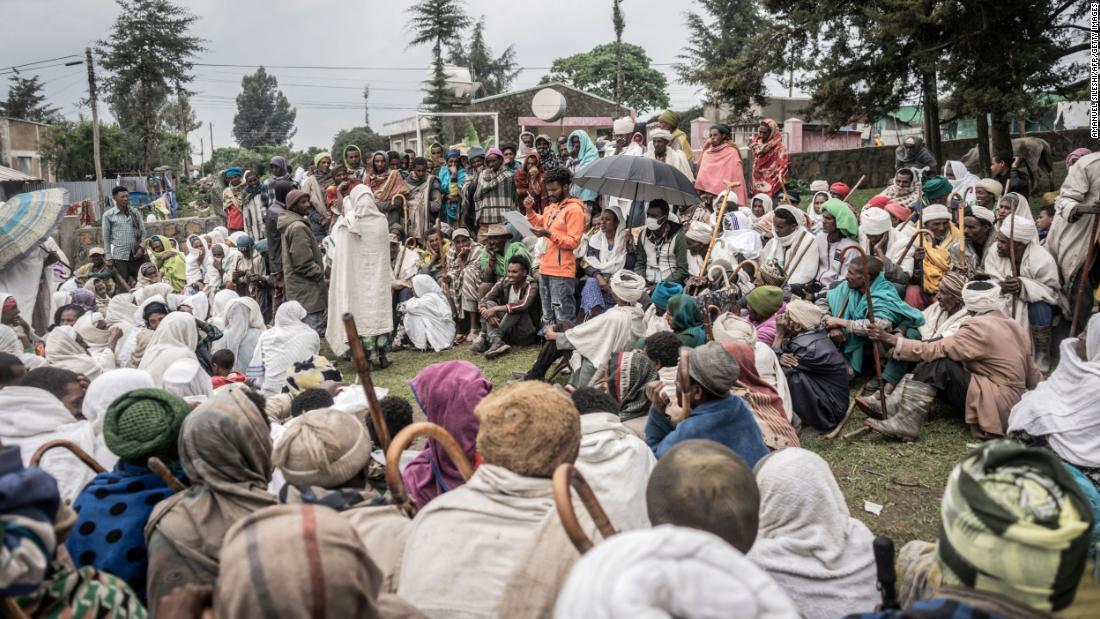 配給された小麦を受け取る難民キャンプの人々＝９月１５日、エチオピア・デバーク/Amanuel Sileshi/AFP/Getty Images