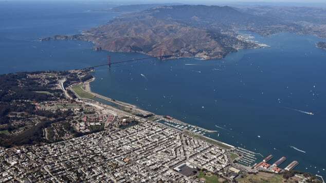 サンフランシスコのシンボル、ゴールデンゲートブリッジを遠方に望む/Josh Edelson/AFP/Getty Images