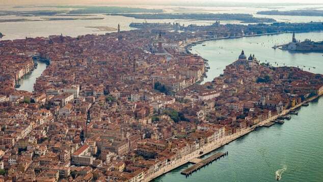 街を流れる運河が陽光を浴びてきらめくベネチア上空の光景/Mattia Ozbot/Soccrates Images/Getty Images