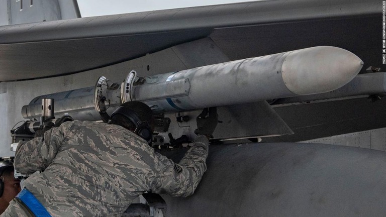 サウジへ売却する武器に含まれるという先進的な中距離空対空ミサイルＡＩМー１２０/Airman 1st Class Mandy Foster/US Air Force