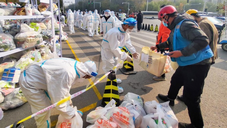 ロックダウン（都市封鎖）のため住宅団地で食料が配られた＝３日、中国・北京/Jia Tianyong/China News Service/Getty Images