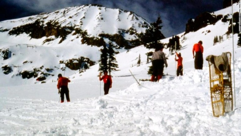 １９８３年２月２０日、行方不明になった男性を捜索するチームの画像/Rocky Mountain National Park/AP