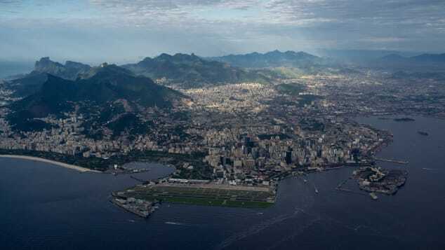 グアナバラ湾を一望できるリオデジャネイロのサントス・ドゥモン空港/Ricardo Funari/Brazil Photos/LightRocket/Getty Images