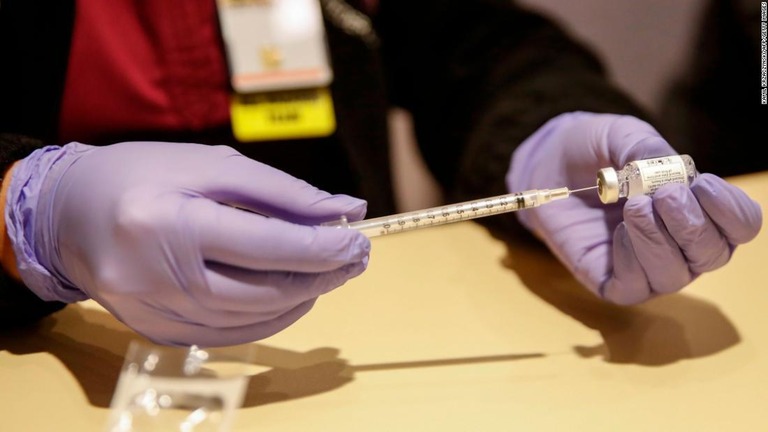 Ｊ＆Ｊ製ワクチンの有効性は７３．６％とする研究結果が発表された/Kamil Krzaczynski/AFP/Getty Images