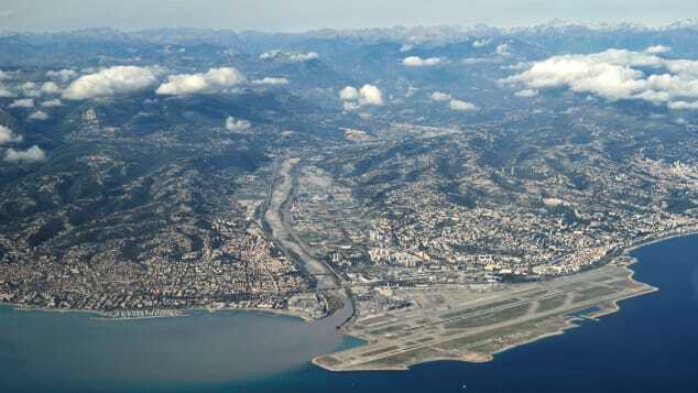 ニース上空から眺める地中海は文句なしの美しさ/Valery Hache/AFP/Getty Images