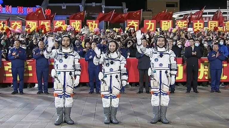 神船１３号の乗組員３人が出発式で手を振る＝１０月１５日、酒泉衛星発射センター/CCTV/AFP/Getty Images