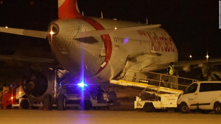 パルマ・デ・マジョルカ空港に緊急着陸した機体/Cati Clader/EPA-EFE/Shutterstock