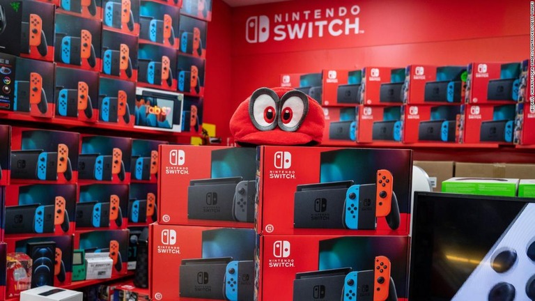 店頭に並ぶ「ニンテンドースイッチ」＝９月１５日、香港 - CNN.co.jp