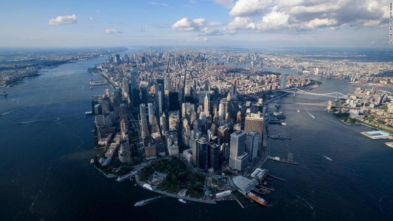 米ニューヨーク市マンハッタンの空撮画像。米国がワクチン接種済みの外国人旅行者に門戸を開く/Ed Jones/AFP via Getty Images