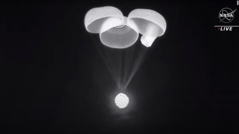 宇宙飛行士を乗せたクルードラゴンはメキシコ湾に着水した/NASA