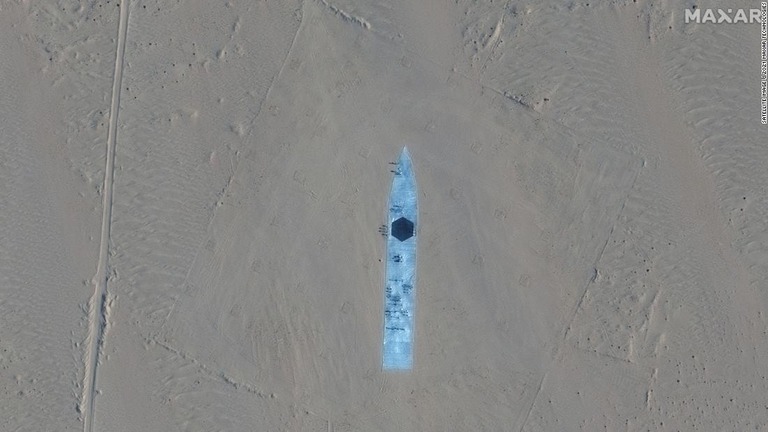 中国が砂漠地帯に米軍艦の模型を建設した/Satellite image ©2021 Maxar Technologies
