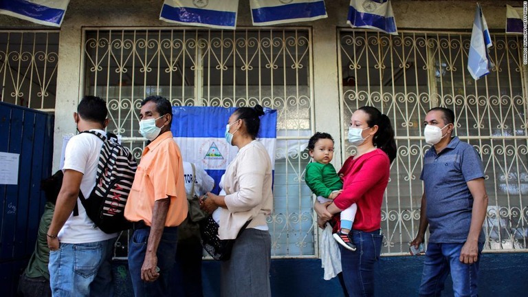 ニカラグア首都マナグアの投票所に並ぶ人々＝７日/Oswaldo Rivas/AFP/Getty Images