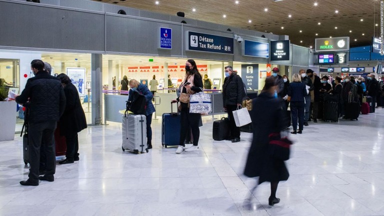 仏パリのシャルルドゴール空港で出国手続きを待つ旅行者ら/Nathan Laine/Bloomberg/Getty Images