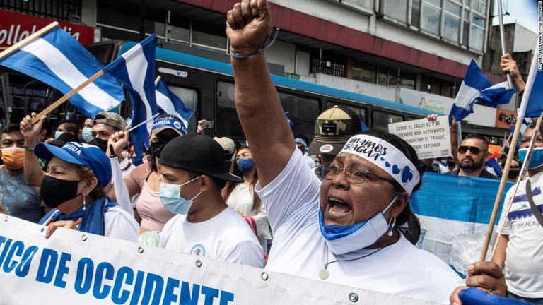 隣国コスタリカ首都サンホセでデモを行うニカラグアの市民＝１１月７日/Ezequiel Becerra/AFP/Getty Images