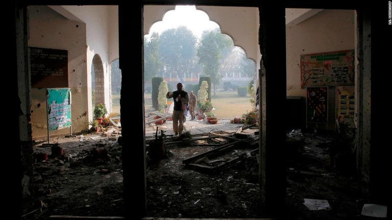 襲撃を受けた学校で現場を調べるパキスタン軍兵士＝２０１４年１２月、パキスタン・ペシャワル/B.K. Bangash/AP