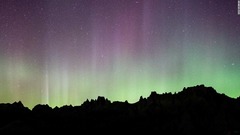 「磁気嵐」がつくり出す幻想的な夜空、各地でオーロラ観測　
