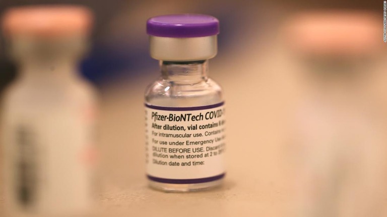 米ファイザーと独ビオンテックが共同開発した新型コロナワクチン＝１日、米カリフォルニア州サンラファエル/Justin Sullivan/Getty Images