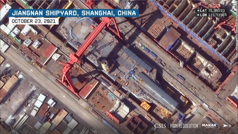 ９月に撮影された画像では００３型の甲板に２つの開口部が見えている/Courtesy CSIS/High Resolution/Maxar Technologies 2021