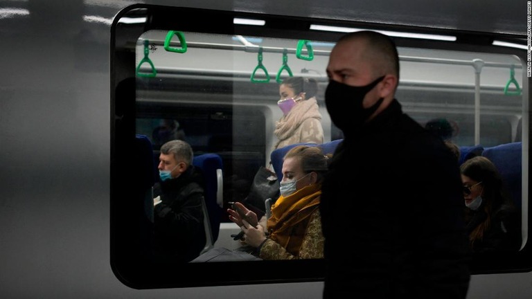 地下鉄の車内や構内でフェイスマスクを着用した乗客＝１０月２５日/NATALIA KOLESNIKOVA/AFP/GETTY IMAGES