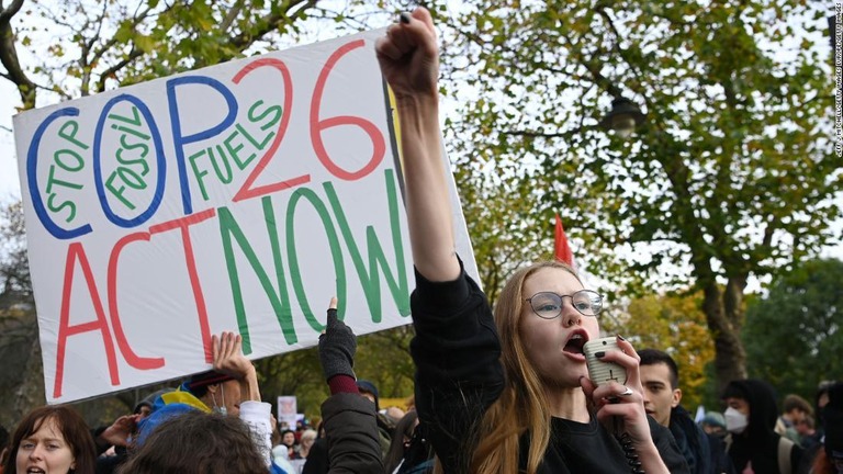 ＣＯＰ２６の参加国に対し気候変動対策を訴えるデモ参加者ら＝５日、スコットランド・グラスゴー/Jeff J Mitchell/Getty Images Europe/Getty Images