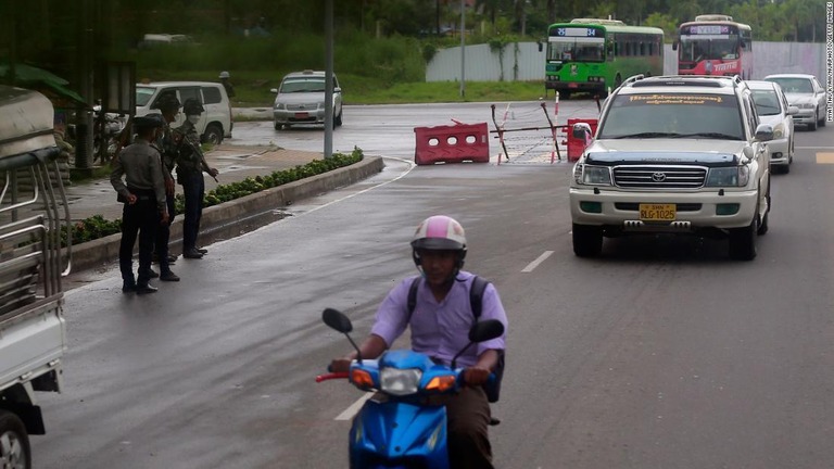 検問所の道路脇に地元警官が立ち、警戒にあたっている＝１０月１３日、ミャンマー・ヤンゴン/Myat Thu Kyaw/NurPhoto/Getty Images