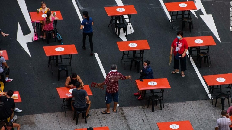 規制措置を受けて離れて食事をする人々＝１０月２３日、シンガポール/Joseph Nair/NurPhoto/Getty Images